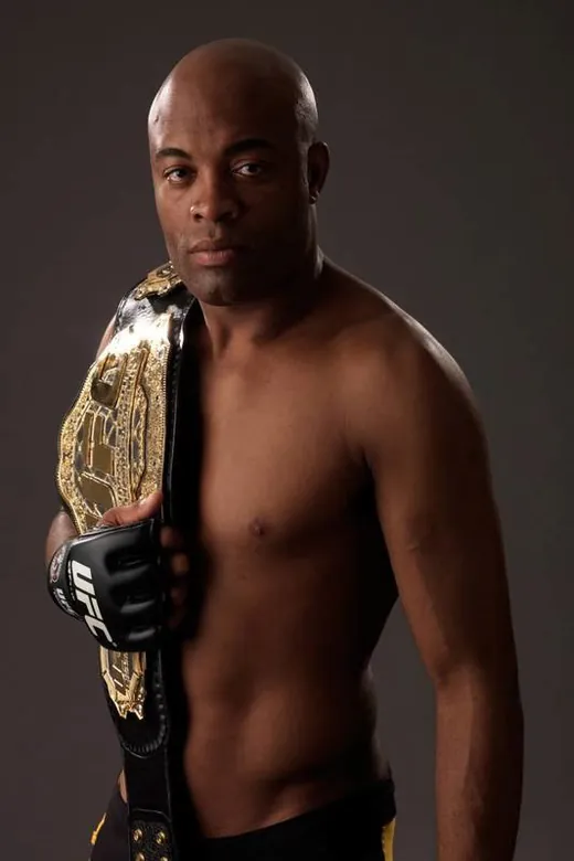 Anderson Silva com o cinturão de campeão no ombro